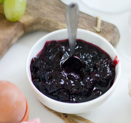 Lekker broodbeleg: een zelfgemaakte bosbessenchutney.  
