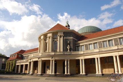 n diesem Gebäude entstand 1909 das "Kolonialinstitut", aus dem später die Universität Hamburg wurde.  