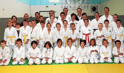 Les judokas de 7-10 ans et les 11 ans et plus, sous la conduite de David Bizouarn, en présence du président Jérôme Breton.