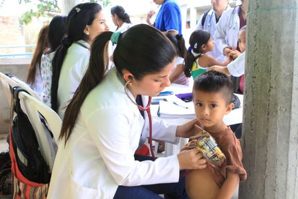 Una joven médico hace un chequeo de rutina en un paciente infantil del Barrio Villamarina. Manta, Ecuador.