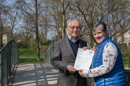 Geschichte trifft Zukunft: Theo Cronewitz, langjähriger Ortsvorsteher in Pfiffligheim, übergibt der jetzigen  Ortsvorsteherkandidatin Martina Hauzeneder eine Kopie der Einladung zur Gründung des Ortsverbandes vor drei Jahrzehnten.