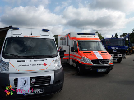 Zwei Rettungswagen und THW-Fahrzeug