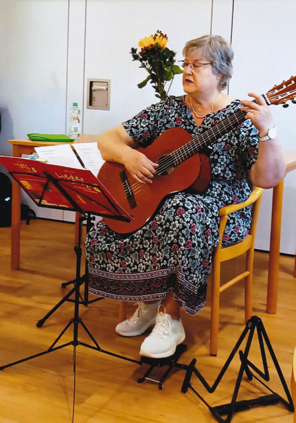 Anke Apt an der Gitarre