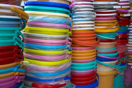 Teinture naturelles, teintures textiles, laine, récipients plastiques