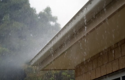 Dachrinne bei starken Regen