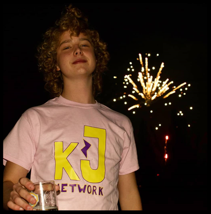 Throwback 1-1-2018: Crisis rockt het roze Kilojoule t-shirt van onze eerste lijn. Volgens mij waren we een halfuur in het nieuwe jaar.