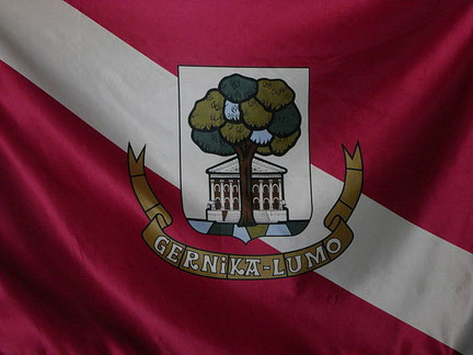 Bandera y escudo oficial de Gernika-Lumo.