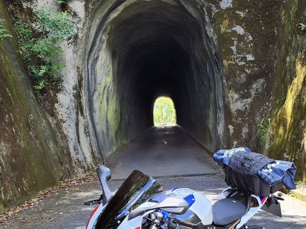 素掘りの岩盤にモルタルを吹きつけただけの多賀坂トンネル。別世界に通じるような雰囲気がイイ