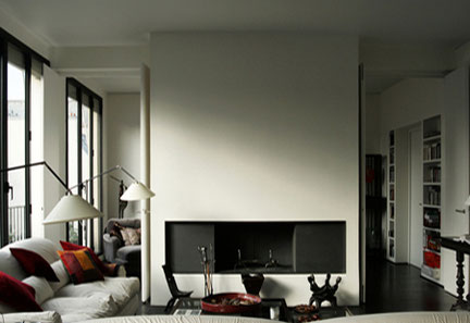 Rénovation complète d'un appartement triplex à paris. Agencement du salon avec cheminée