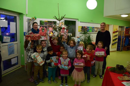 Wunschbaumaktion 2019       Der Förderverein Lützelsoon erhielt auch in diesem Jahr Unterstützung durch Sternschnuppenfamilien.  Michaela Fütterer (Elternausschussmitglied und Organisatorin) überreichte mit Sternschnuppenkindern die Päckchen.