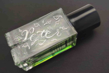 Personalisierung Parfum / Kosmetik mit kalligraphischer Handgravur / Kunstaktion / Onsite Engraving