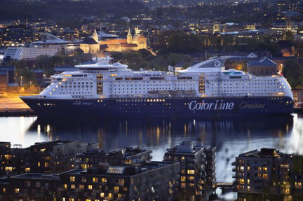 Fähre Color Fantasy im Hafen 2025