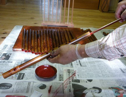 オリジナル横笛管内朱漆塗り作業