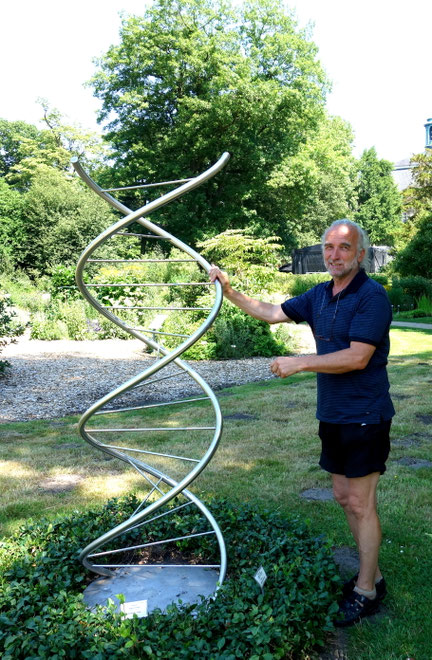 Plastik zur Erinnerung an Carl Correns mit Herbert Voigt, dem Technischen Leiter des Gartens