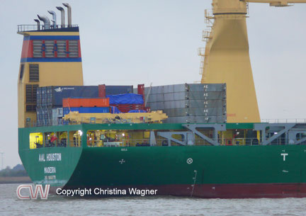 Der Schornstein ist auf der Backbordseite ganz an das Heck gesetzt worden.