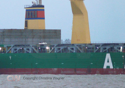 Entlang des Ladeluken befinden sich auf der Steuerbordseite des Schiffes die Stützen (hier eingeklappt) für das ECO-Deck. Mit den Ponton-Paneelen (im Hintergrund) kann eine bis zu 760 m² große eine über die Bordwand ragende, Decksfläche geschaffen werden.