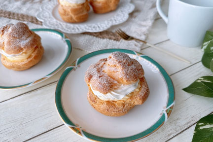 プチケーキとホットコーヒーでひとやすみ。ギンガムチェックのクロスとミニパンプキン。