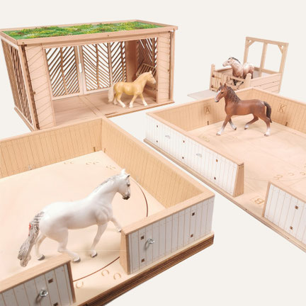 Holzställe und Hofgebäude aus Holz – passend für Schleich® Pferde