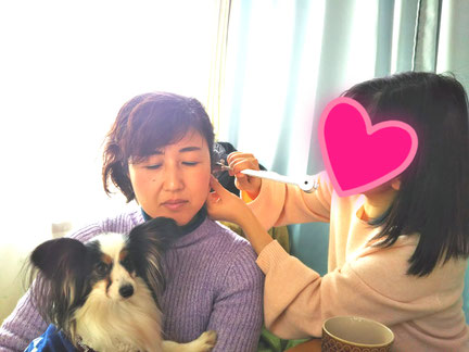 音叉の振動は、抱っこされてるワンコにも届きます♪