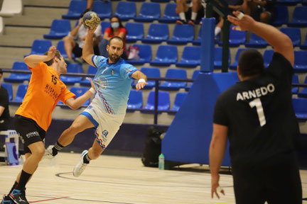 Sergio Martínez lanzando a la meta defendida por David Arnedo / Foto: Jordi del Puente