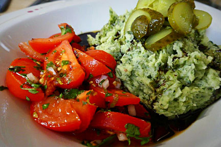 basisch veganer Kartoffelstampf mit Wildkräutern, Tomatensalat, Salzgurke und Kürbiskernöl