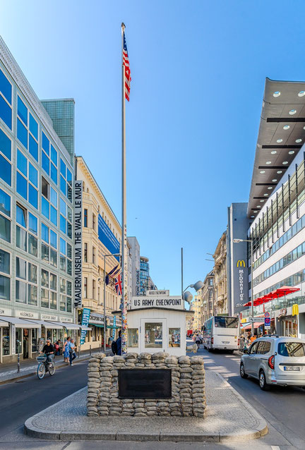 Checkpoint Charlie - Grenzübergang für Soldaten der alliierten Streitkräfte und Diplomaten im amerikanischen Sektor.