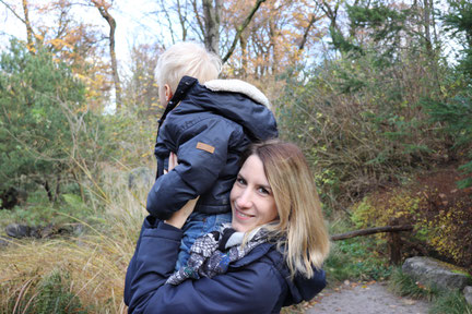 An einem schönen Tag im Zoo hält Rabenmama Anna das Rabenkind gaaanz hoch, damit es die Waschbären bestaunen kann.