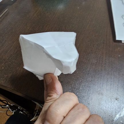 紙で頭部を作る。