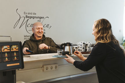 Bistro-Bereich mit Snacks und Getränken