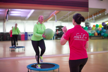 Therapeutin mit Patientin bei Training mit dem med. Ball