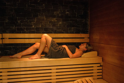 Frau liegt in der Sauna