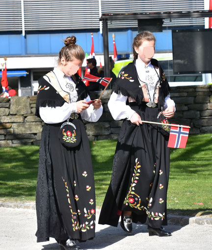 heute ist Nationalfeiertag in Norwegen und viele in Landestracht unterwegs