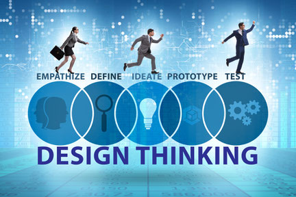 Das sind drei Geschäftsleute, die über dem Wort Design Thinking laufen. Es sind fünf Kreise mit Symbolen, auf denen Empathize, Define, Ideate, Prototype und Test steht. Der Hintergrund sieht aus wie in einem Computer. Es wirkt alles ziemlich "Spacig". 