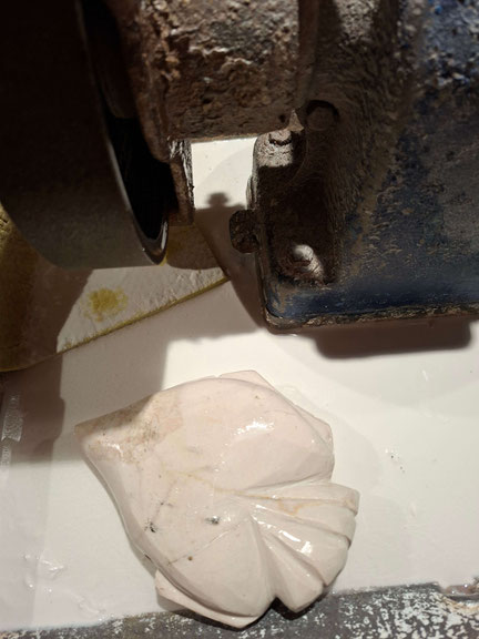 technique du lapidaire pour réaliser un poisson en marbre du Var