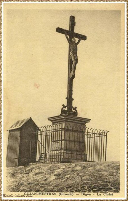 Gujan-Mestras autrefois :  vers 1910, la Croix des Marins et sa cabane sur la Jetée du Christ au Port de Larros, Bassin d'Arcachon (carte postale, collection privée)