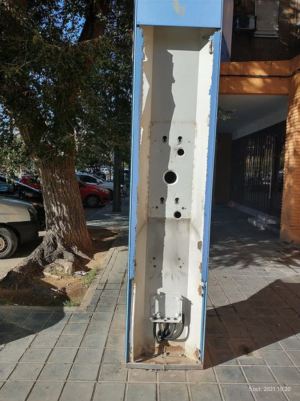 Vandalismo  urbano: Cabina de teléfonos destrozada en la ciudad de Valencia.