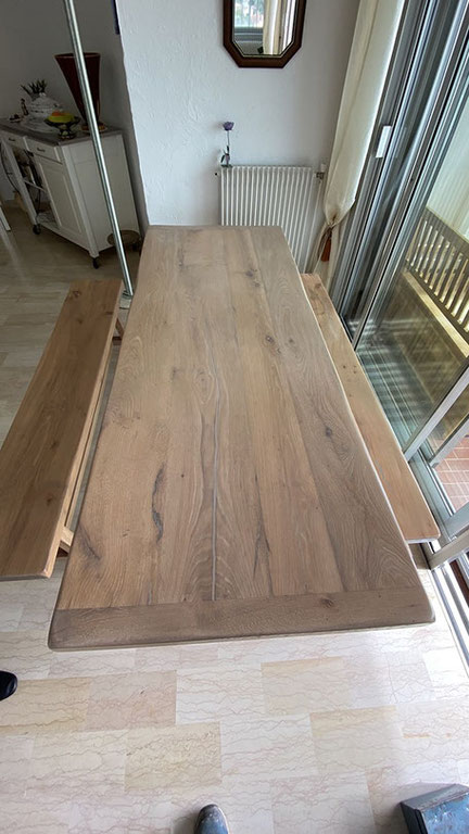 artisan pour rénover et table en bois