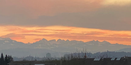 Sie ist mir bei der Besichtigung der Wohnung gar nicht aufgefallen: die GRANDIOSE Aussicht auf die Berge. | Foto: Barbara Zesiger