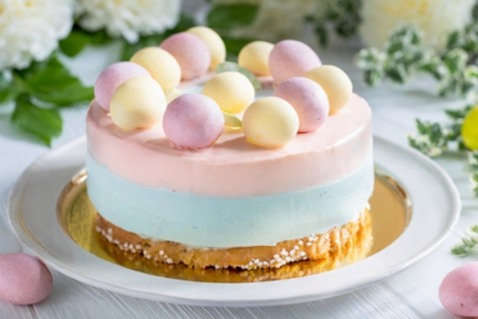 パステルカラーのクリームがあしらわれたホールケーキ。