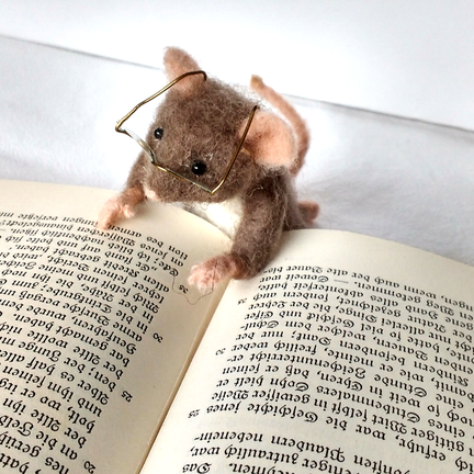 Leseratte mit Buch