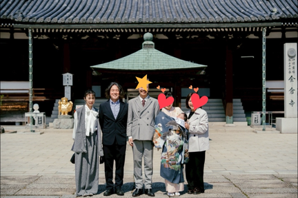 孫の成長を願いお宮参りした時に夫婦と祖父母にて記念写真