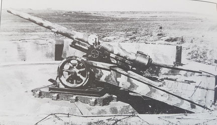 One of the 4 WW1 vintage 15.5cm K418 (f) French field gun in 1945 (CIOS)