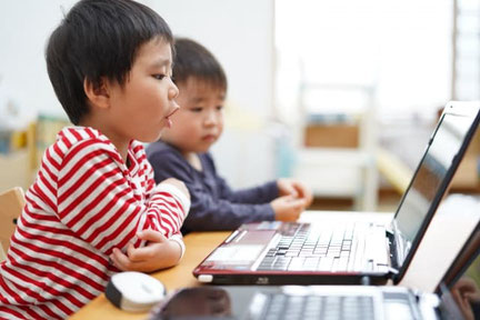 パソコン学習をする子供たち