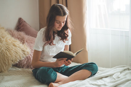 Junges Mädchen liest in der Bibel