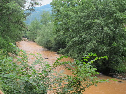 Fluß Jadar nach dem Regen.