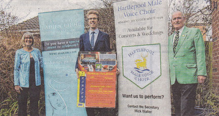 Machen in Hartlepool Werbung fur das Konzert ın der Partnerstadt (v.l.n.r.): Julıa Waller, die Vorsitzende des "Ladies Choir Hartlepool", Stefan Jennessen, der Vorsitzende des deutschen Männerchores Kleingladbach und Mitorganisator sowie Mick Waller, Gesc