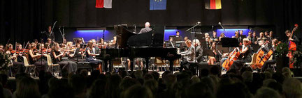 Pianisten, Orchester und Big-Band - junge Musiker begeisterten in "Classics in Concert", hier mit den jungen Pianisten Joline Schlimm und David Coopmann. FOTO: Jürgen Laaser