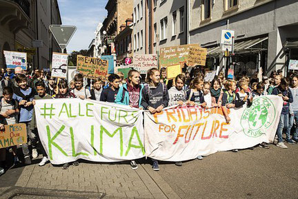 Demonstration junger Menschen, Klimawandel, Fridays for Future
