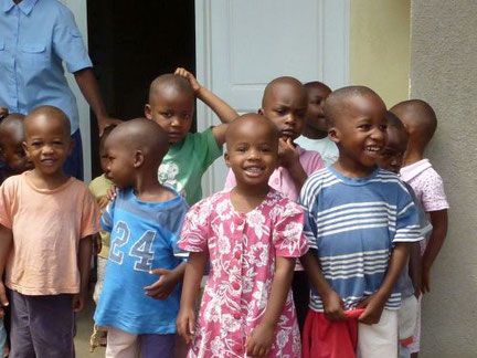 Afrikanische Kindergartenkinder, sie ahnen noch nichts vom Klimawandel, der vor allem ihre Heimat betrifft