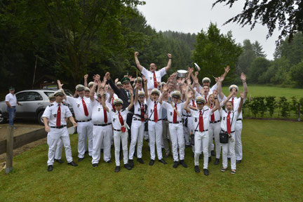 Schützenkönig Stefan Bicher inmitten seines Tambourcorps.